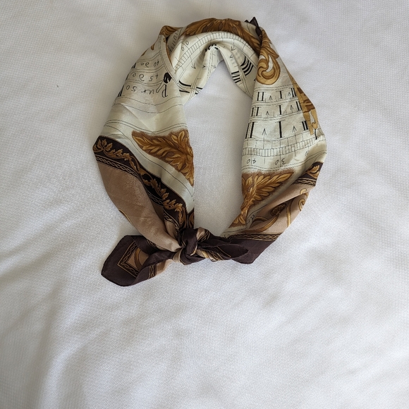 Vintage Liz Claiborne scarf. Lilly Silk. Natural colours. 32x32 inches approx. - Picture 7 of 7